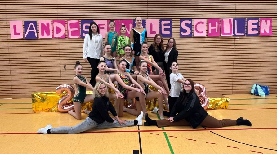 Die Fraunhofer-Gymnastinnen mit ihren Betreuerinnen beim Landesfinale in Gersthofen