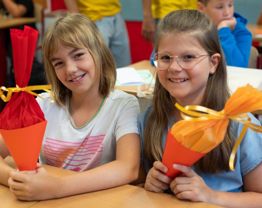 Die Schülerinnen freuten sich sehr über die selbstgebastelten Schultüten der Tutoren.