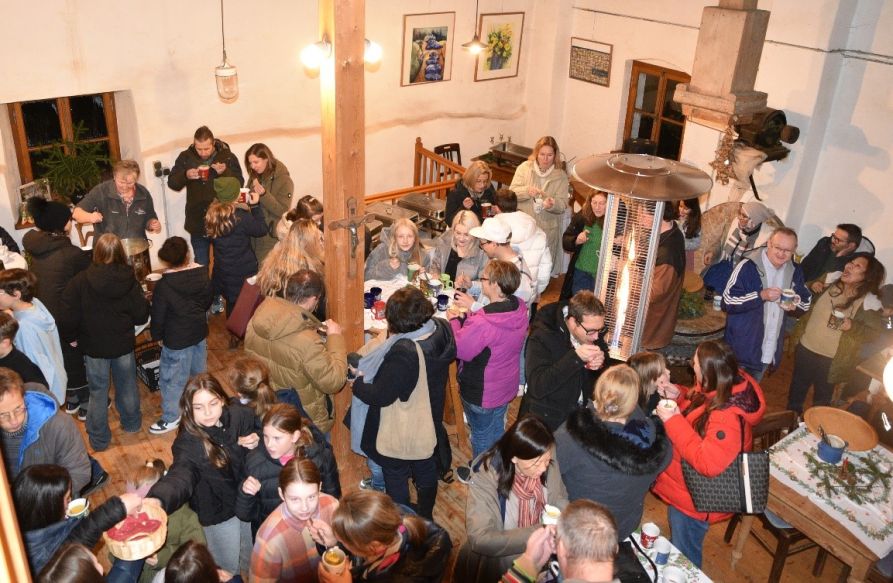 Mit einer Tasse selbstgemachten Kinderpunsch und Kartoffelsuppe wurden die Gäste im Mühlensaal empfangen