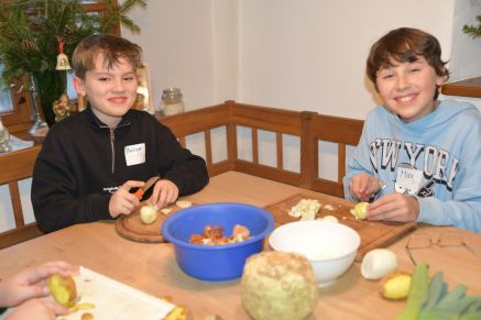 Beim Zwiebeln schneiden: Hier werden die Zutaten für die leckere Kartoffelsuppe vorbereitet