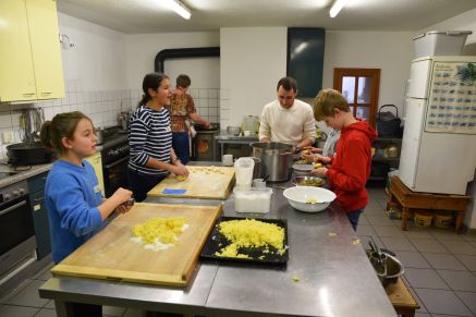 Die Kinder stellen den Zwirl, eine traditionelle, aber mittlerweile eher unbekannte Speise her