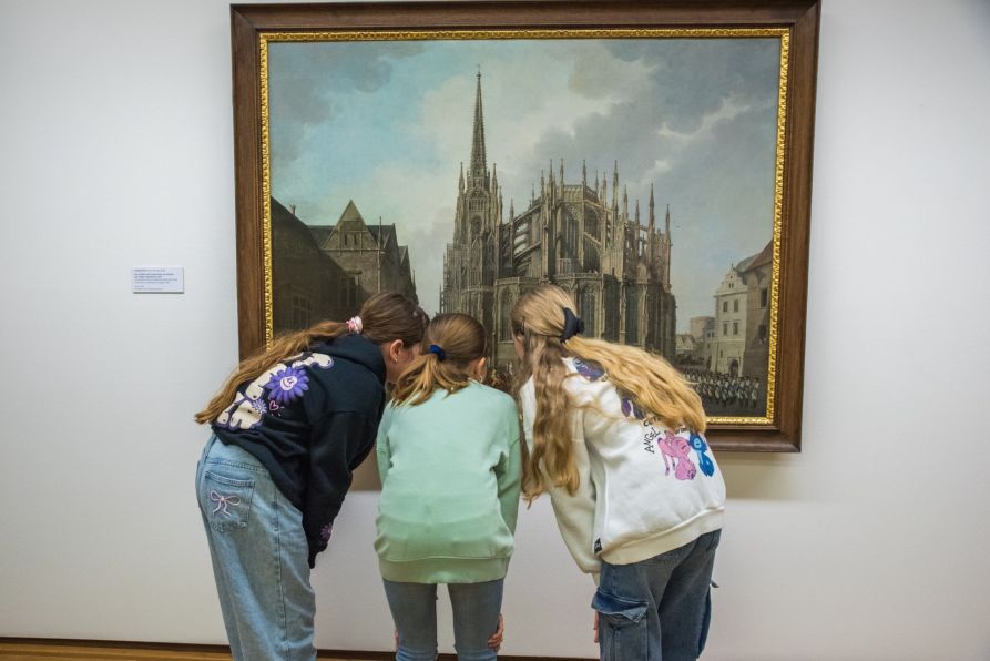 Im Kunstforum Ostdeutsche Galerie in Regensburg gab es für die Schülerinnen und Schüler viel zu entdecken, wie hier die „Auffahrt des Erzbischofs am Ostchor des Prager Veitsdomes“ aus dem Jahr 1810 von Ludwig Kohl.