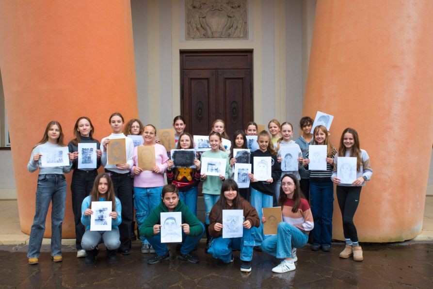 Dank der Unterstützung durch das Landratsamt Cham konnte die Fraunhofer-Kunstklasse der Jahrgangsstufe 6 das Kunstforum Ostdeutsche Galerie in Regensburg besuchen.