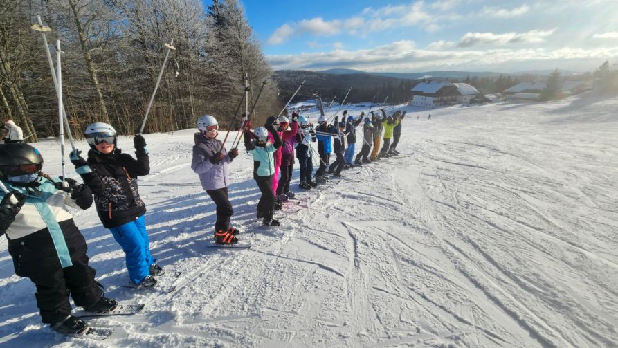 Beim Skikurs der 6e und 6g war bestes Skiwetter geboten. Unten rechts im Bildrand sieht man unsere Unterkunft, den Gasthof „Zur Alpe“.