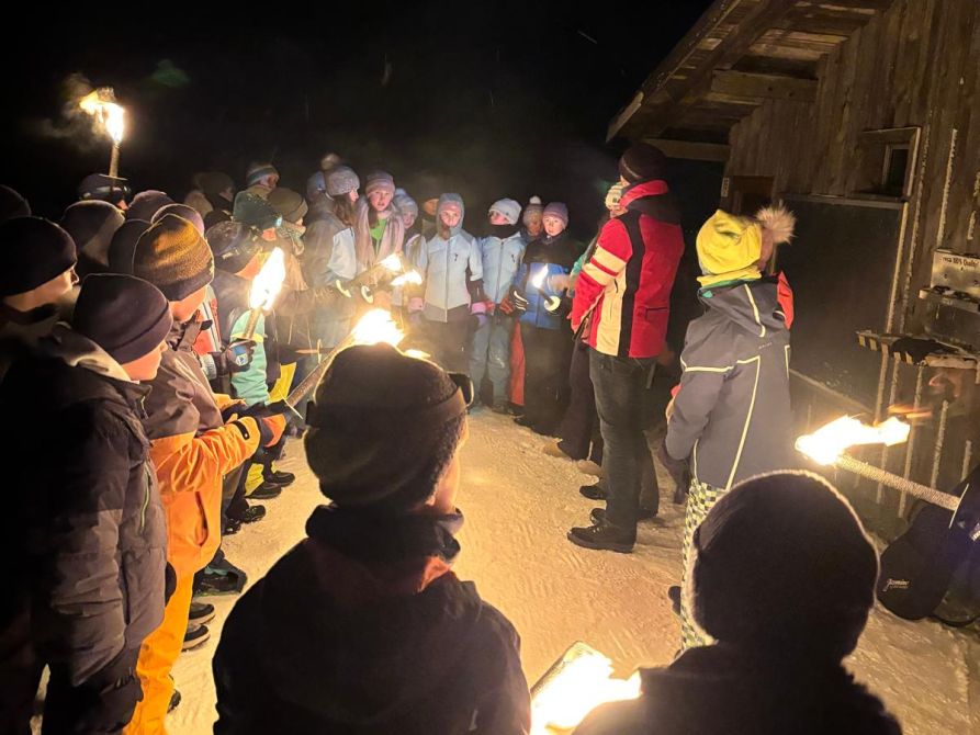 Einen Gänsehautmoment erlebten die Schülerinnen und Schüler bei der Nachtwanderung mit Fackeln hoch aufs Gipfelkreuz und dem anschließenden spirituellen Impuls.