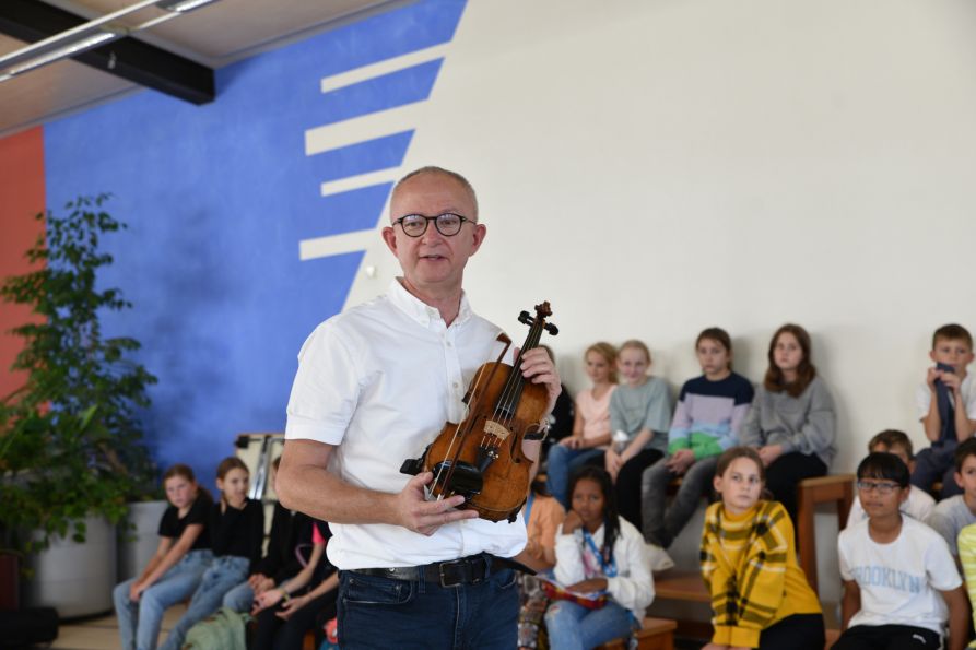 Arkadius Podwika präsentierte seine wertvolle Violine.