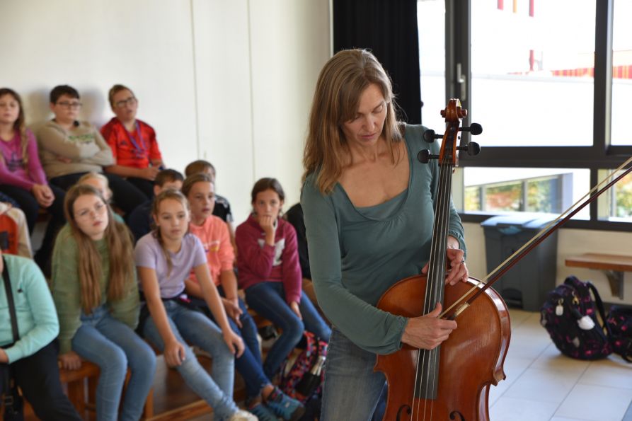 Eva Rautenberg zeigte den Schülern den Aufbau und die Spielweise eines Violoncellos.