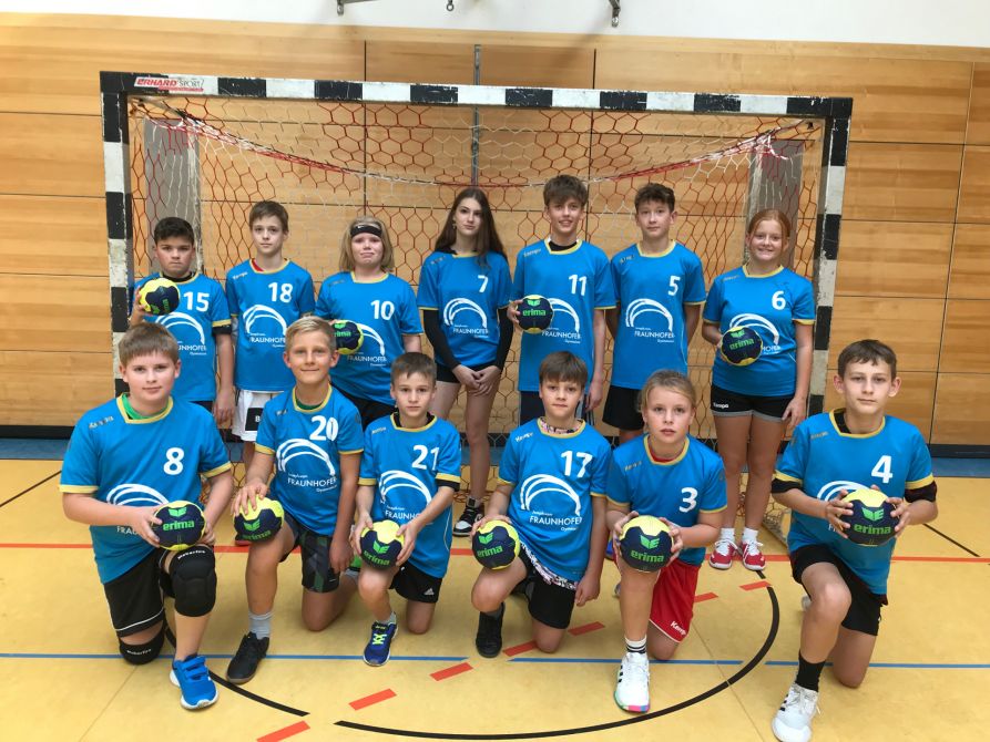 Die Handballer mit ihren neuen Bällen