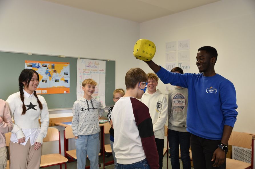  Begeistert spielten die Schülerinnen und Schüler mit.