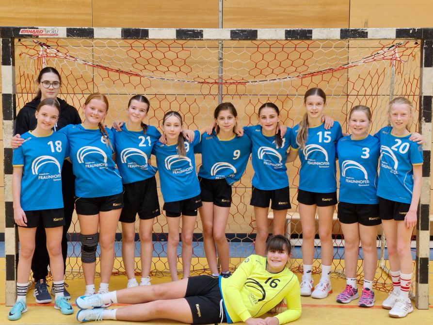 Das Team der Fraunhofer-Mädchen IV: Paula Scholz (5c), Paula Laubmeier (5d), Stella Dischner (5f), Lena Baumgartner (6c), Louisa Hauser (6c), Anna Daiminger (6d), Ida Kessler (6d), Sophia Dischner (7b), Marie Schönberger (7b), Nina Weber (7d)