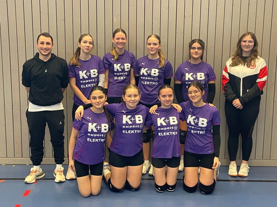 Die Fraunhofer-Volleyballerinnen mit ihren Betreuern Max Drexler und Maya Haimerl:, Majstorovic Milica, Stolze Emma, Daiminger Johanna, Kurt Casey (hinten) Alecu Bianca, Schedlbauer Lilly, Trautvetter Annalena, Zollner Magdalena