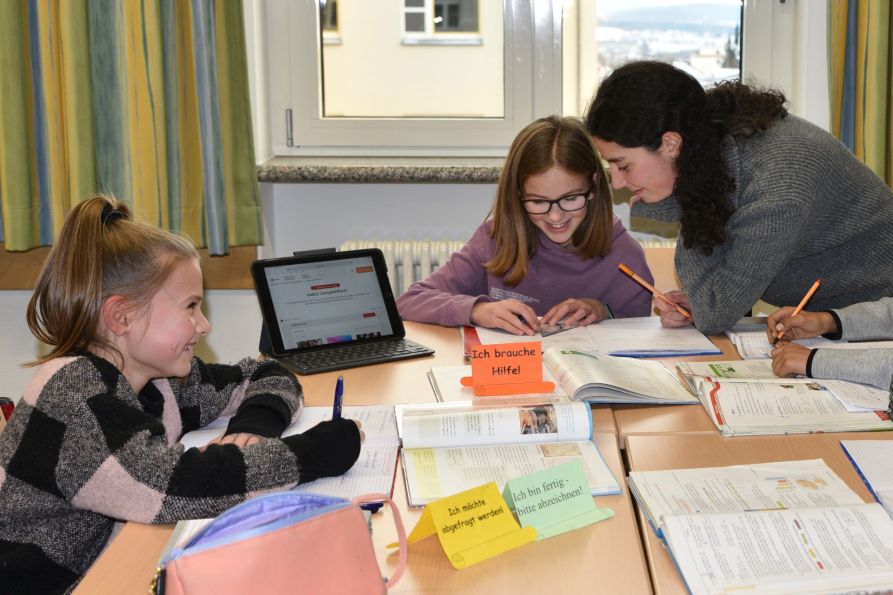 In der Ganztagsschule des Fraunhofer-Gymnasium können die Schülerinnen und Schüler in entspannter Atmosphäre gemeinsam lernen und ihre Hausaufgaben erledigen.