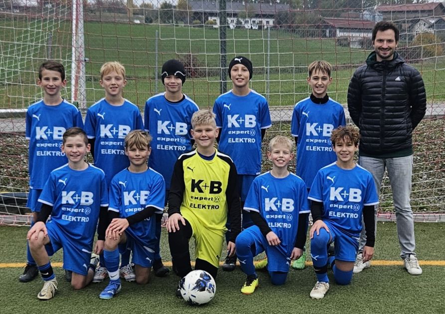 Die Stadtmeister der Jungen IV zusammen mit StR Andreas Klebl (re.)