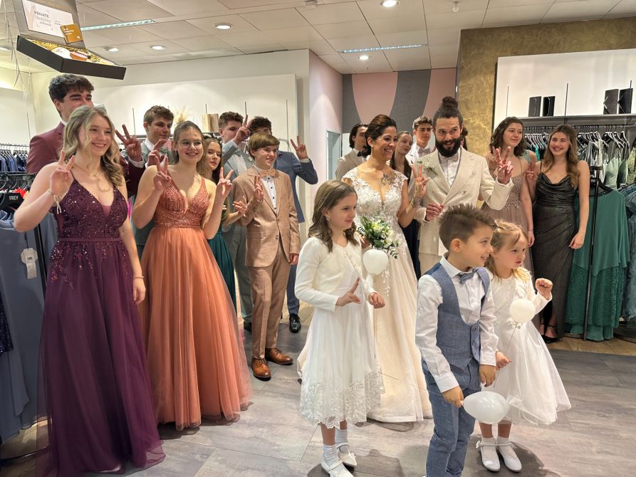 Gruppenfoto mit den Hochzeitsmodels und den Kindern