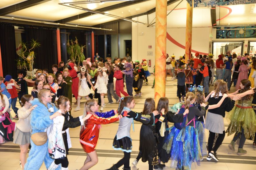 Ausgelassene Partystimmung in der Pausenhalle