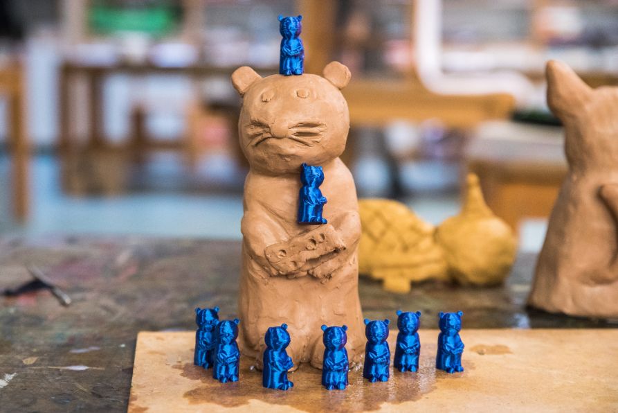 Die Tonfigur und die im 3D-Druckverfahren hergestellten Spielfiguren