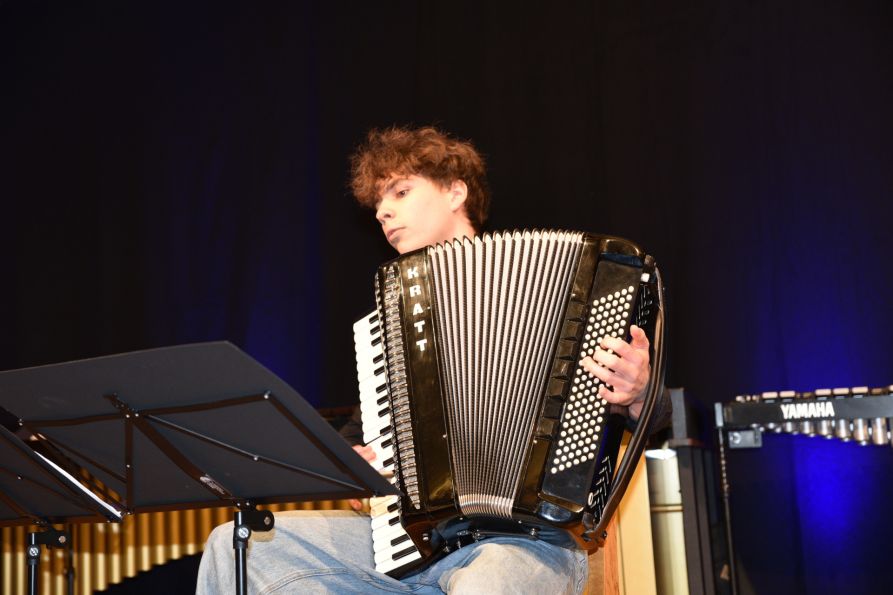 Felix Zitzlsperger überzeugte das Publikum mit einer feurigen Suite von Wilhelm Bernau, die alle Möglichkeiten dieses Instruments bestens aufzeigte.