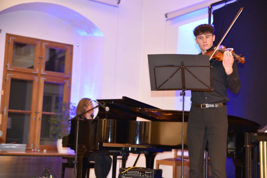 Jonas Brunner aus der 12. Klasse des Fraunhofer-Gymnasiums spielte ein Solokonzert von Antonio Vivaldi auf der Violine.