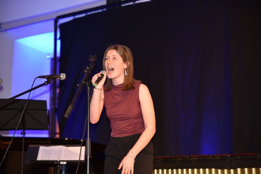 Emotional und tief beeindruckend war der Song „Gasleuchte“, gefühlvoll interpretiert von Elinor Weiß.