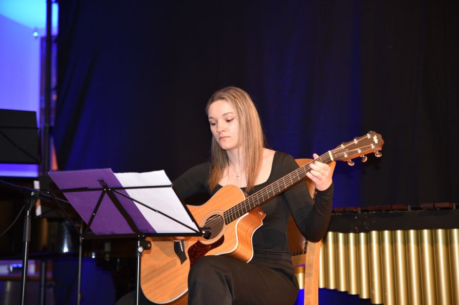 Sandra Baumann aus der 11. Klasse des Fraunhofer-Gymnasiums spielte Metallicas „Nothing else matters“ souverän an der Gitarre.