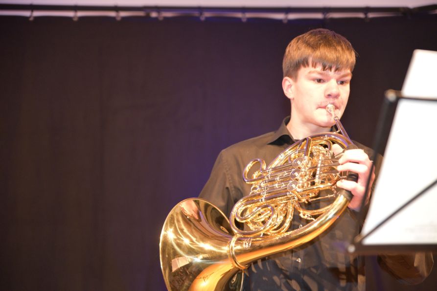 Beeindruckende Klänge am Horn präsentierte Nepomuk Salzberger mit der „Laudatio“ von Bernhard Krol.