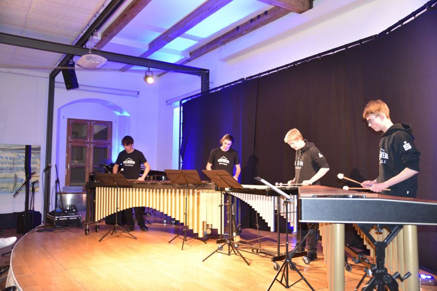 Die vier Jungs des Schlagwerkensembles der Landkreismusikschule ließen ihre Schlägel bei Piazzollas „Por una cabeza“ über die Klangstäbe der Mallets tanzen.