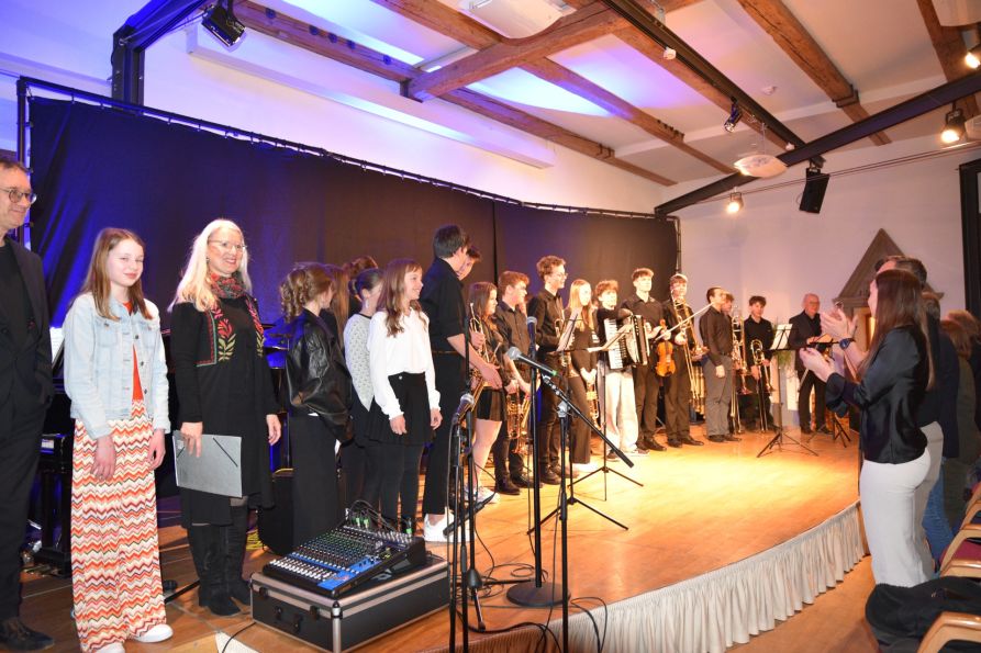 Zum Schluss des Konzerts gab es Standing Ovations und langanhaltenden Applaus für alle beteiligten Musikerinnen und Musiker des Joseph-von-Fraunhofer-Gymnasiums.