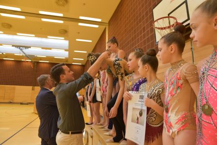 Julian Preidl, MdL, überreichte zusammen mit den weiteren Ehrengästen die Siegermedaillen.