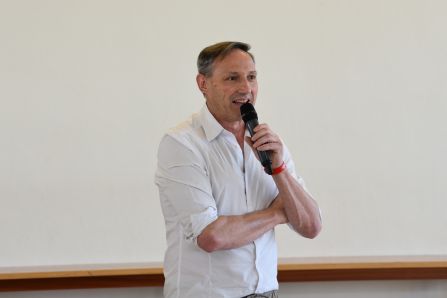 Schulleiter Uwe Mißlinger freute sich über die vielen interessierten Viertklässler, die zum Tag der offenen Tür des Fraunhofer-Gymnasiums gekommen waren.