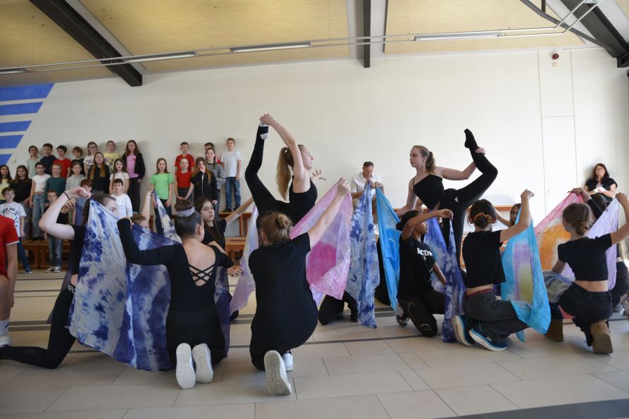 Mit einer eindrucksvollen Choreographie eröffneten die Stützpunkte Fußball, Handball und Rhythmische Sportgymnastik den Tag der offenen Tür.