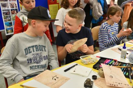 Lateinische Sinnsprüche eigenhändig auf Papyrus verewigen geht nur im Fachbereich Latein.