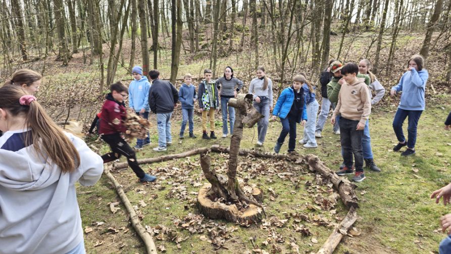 Beim Bauen des Wald-Kunstwerks