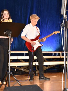 Sebastian Beer von der Schulband „This is us“ beim perfekten E-Gitarren-Solo.