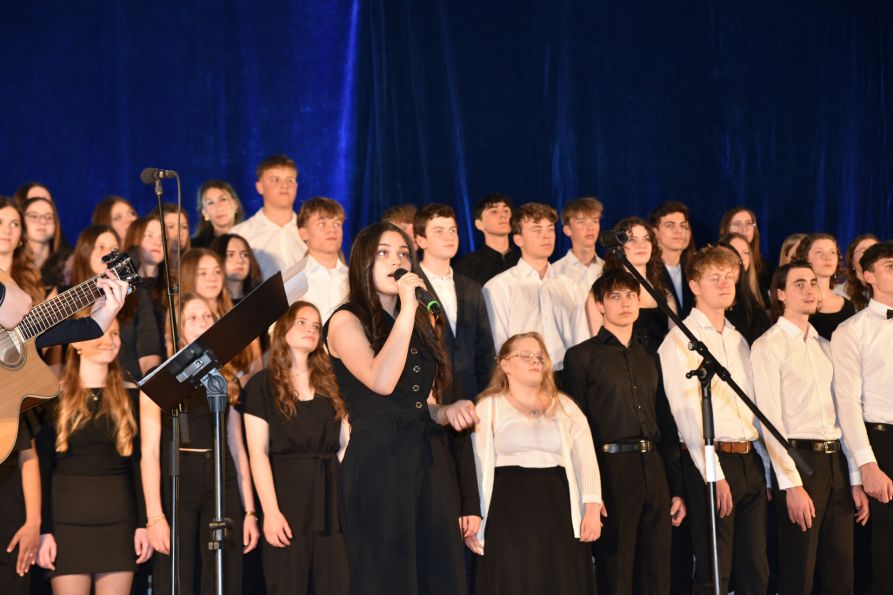Bianca Alecu bei ihrem wunderbaren Solo zusammen mit dem Großen Chor des Fraunhofer-Gymnasiums