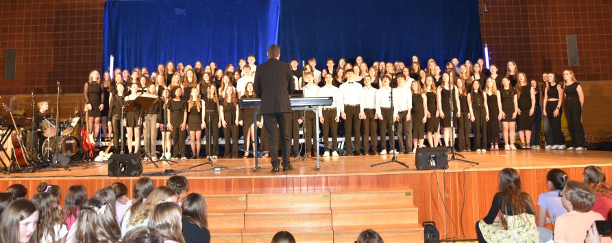 Der Große Chor des Fraunhofer-Gymnasiums mit über 100 Mitwirkenden brachte den Saal stimmgewaltig zum Beben.