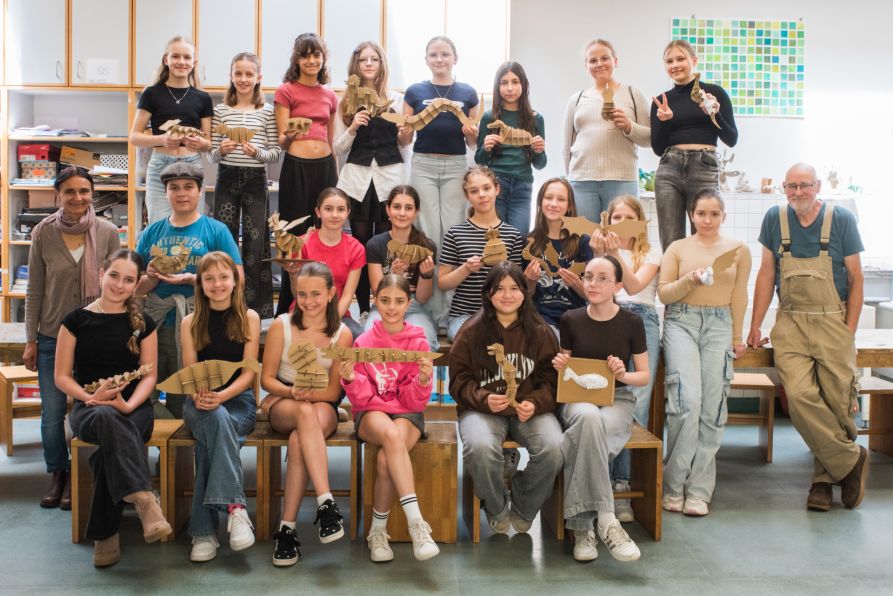 Die Teilnehmer der Kunstklasse 6 mit ihren Werken