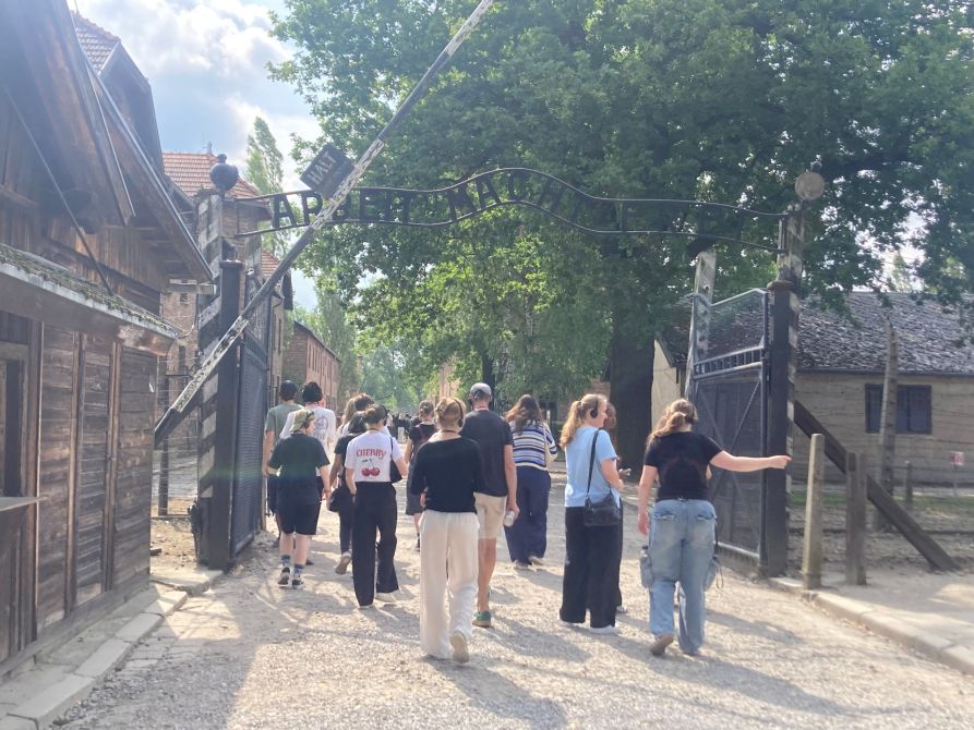 Die Fraunhofer-Schüler durchschreiten das Eingangstor des KZ Auschwitz mit der zynischen Überschrift "Arbeit macht frei".