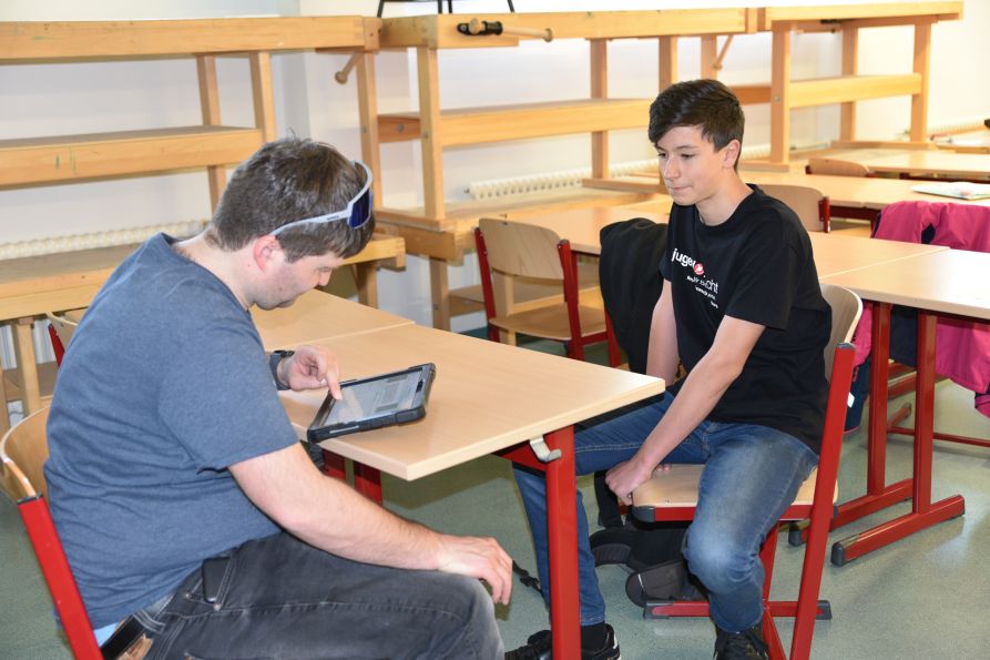 2025 interessierte sich auch die Chamer Zeitung für die erfolgreichen Erfinder des Fraunhofer-Gymnasiums und veröffentlichte eine große Reportage über die bisherigen Erfolge. Dabei wurden die Schüler des Erfinderclubs vom Redakteur besucht und interviewt.