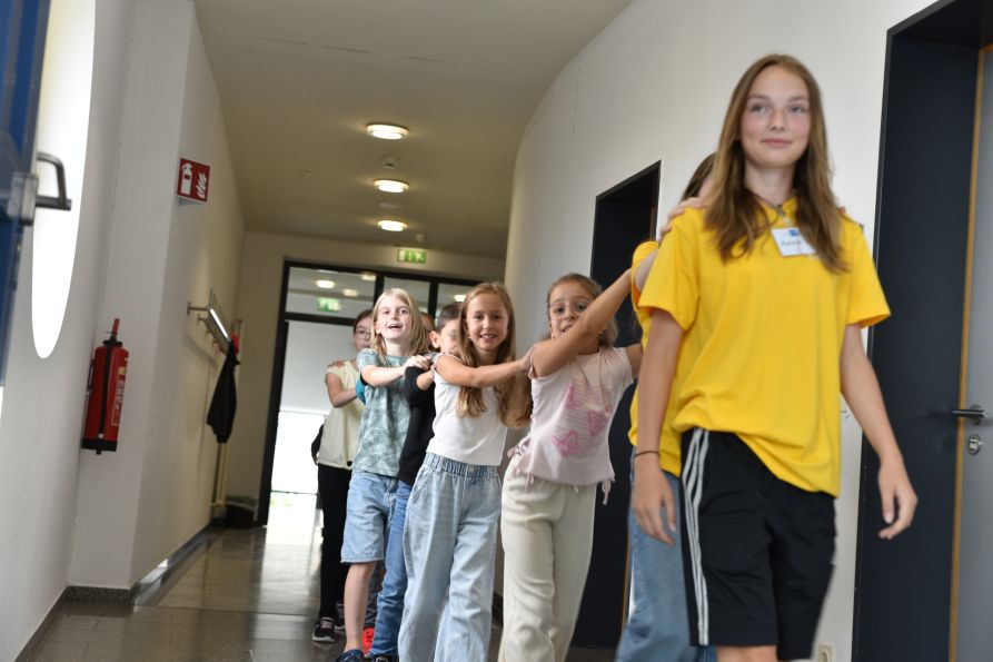 Beim Rundgang durch das Gebäude lernten die neuen Fraunhofer und Fraunhoferinnen die wichtigsten Räume kennen und erfuhren viele interessante Details zur Schule.