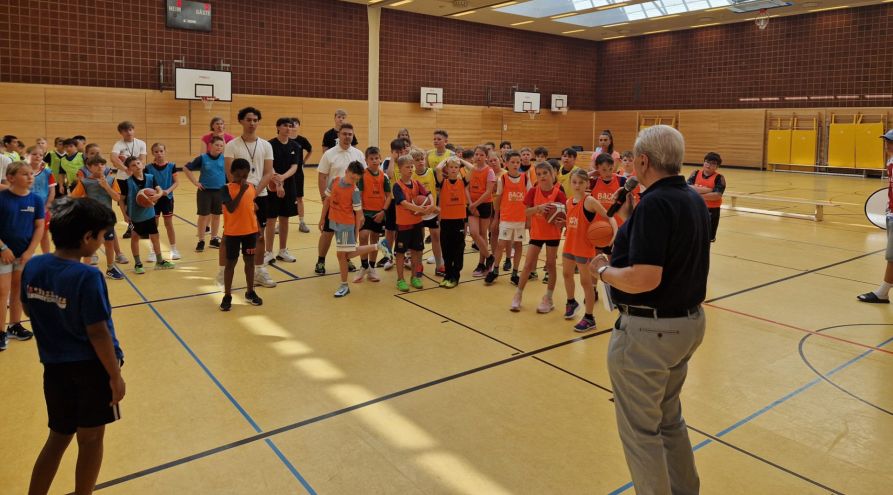 Günther Lommer begrüßte die jungen Spielerinnen und Spieler.
