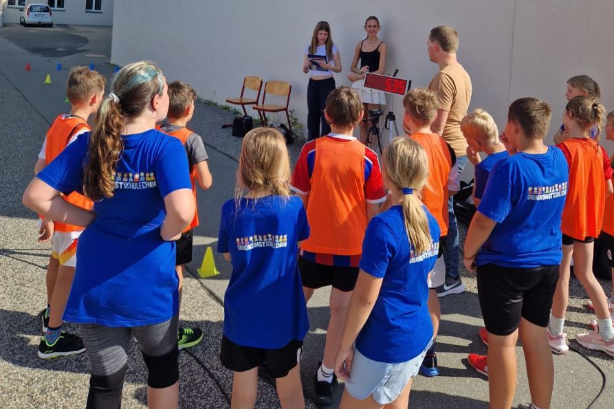 Neben den Spielen konnten alle Grundschüler auch einen Dribble-Parcours auf Zeit absolvieren.