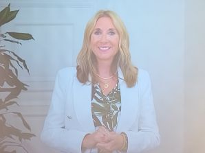 Kultusministerin Anna Stolz