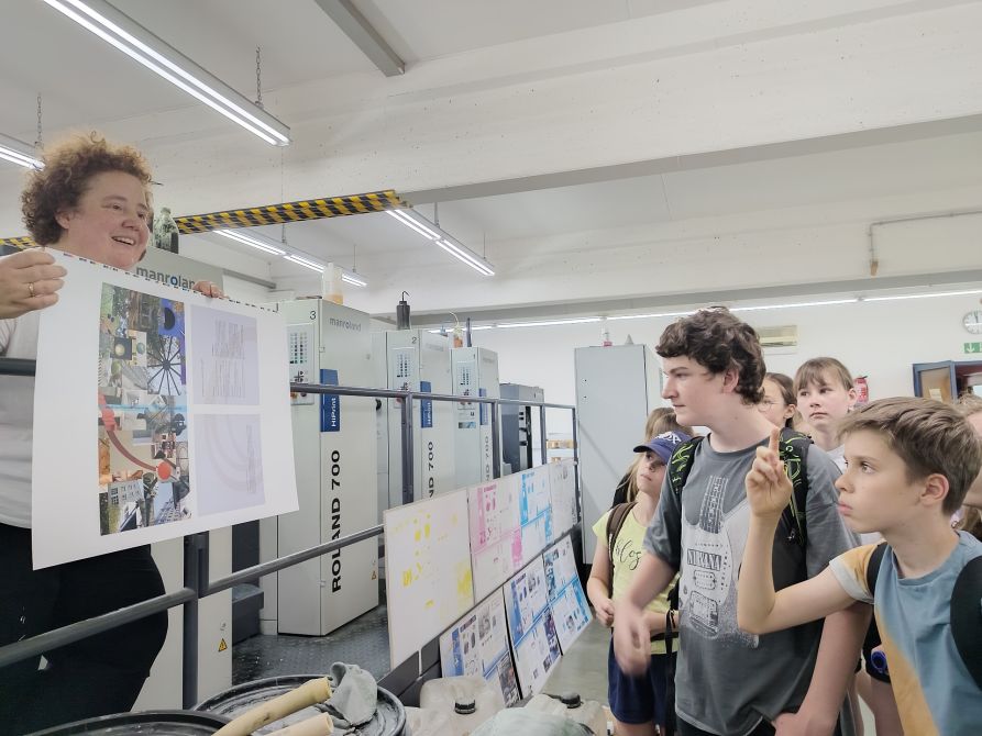 Frisch aus der Druckmaschine kam das Titelblatt des Fraunhofer-Jahresberichts, das die Schüler als Erste sehen durften.