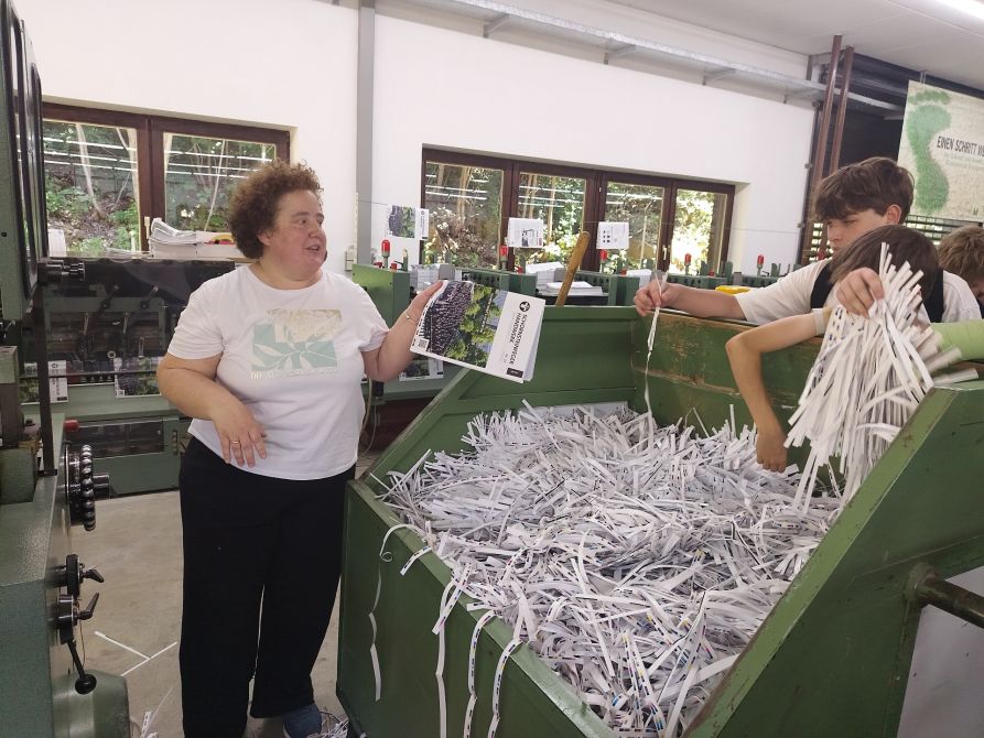 Wo gehobelt wird, fallen Späne und wo gedruckt und beschnitten wird, fallen Papierreste an. In den Abfällen der Papierschneidemaschine zu wühlen machte den Schülern besonders Spaß.