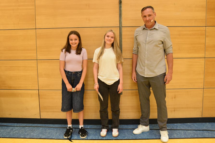 Heidi Heuberger gewann den schulinternen Vorlesewettbewerb und den Kreisentscheid, Emma Gröbner erhielt den 2. Platz im Fremdsprachenwettbewerb Englisch („herausragend“, mehr als 90% der Gesamtpunktzahl).