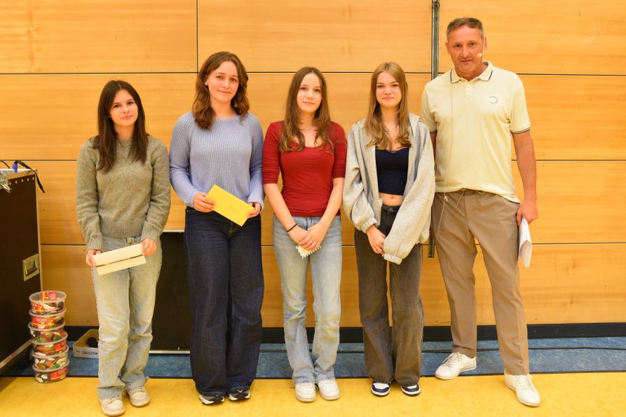 Leonie Straßburger wurde beste Schülerlotsin der Oberpfalz, Juli Köhler kümmerte sich um die tschechischen Gastschüler und Theodora Kendur und Antonia Ketterl zeigten besondere Zivilcourage.