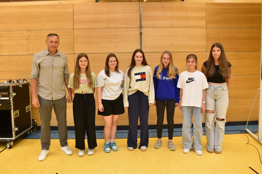 Die Vizemeister der Mädchen III im Bezirksentscheid Skilanglauf: Emma Kolbeck, Viktoria Riedl, Valerie Klier, Emma Scheubeck, Ruth Fischer und Frieda Scheubeck 