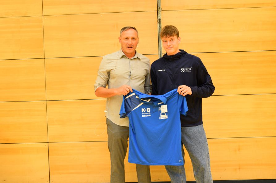 Kilian Komossa spielt in der Bayernauswahl Handball und wurde für die DHB-Auswahl gesichtet. Der Schulleiter verabschiedete sich mit einem Trikot von ihm, da er zum HC Erlangen (Bundesliga Handball) gehen wird.