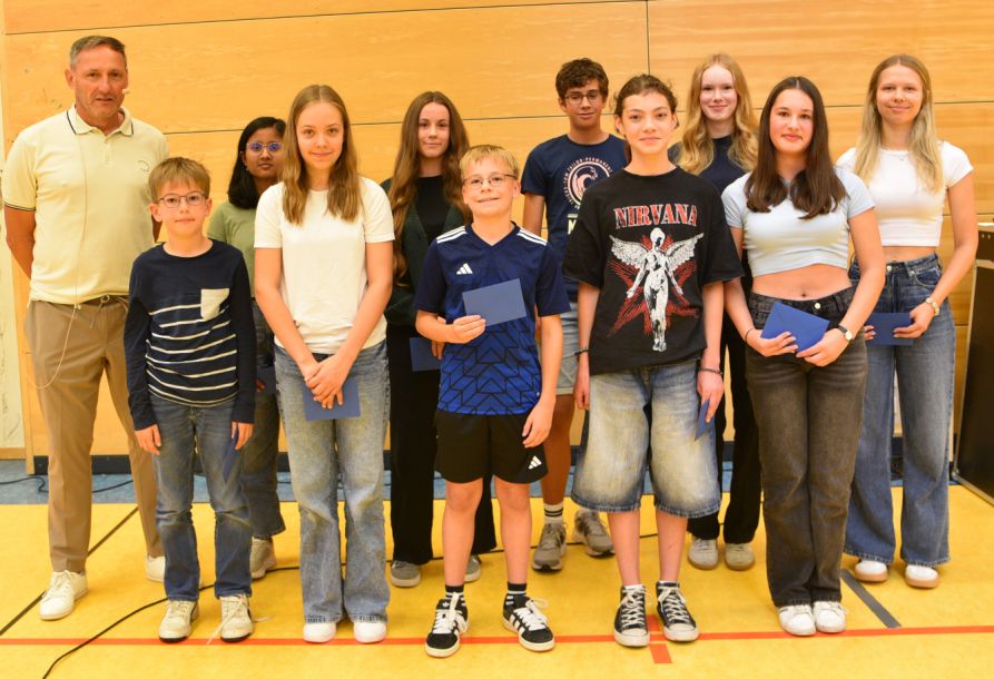 Sie sind die Jahrgangsbesten im Schuljahr 2024/25 des Fraunhofer-Gymnasiums.
