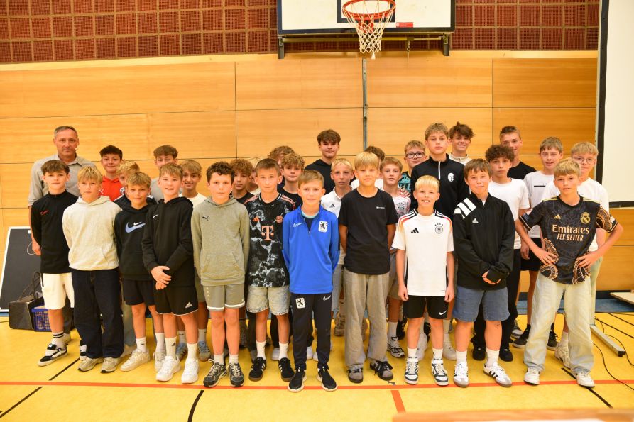 Im Bezirksfinale Fußball erreichten sie den dritten Platz der Jungen IV und der Jungen III.